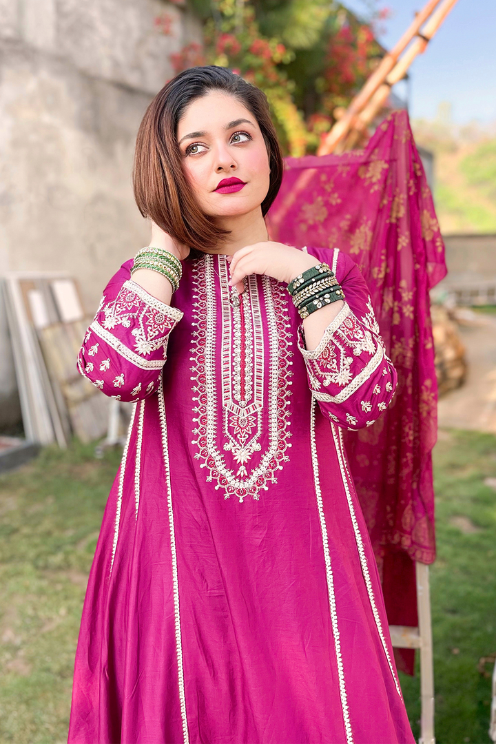 Latest Pakistani Women's Fashion Trends | Blogger Edition – MannatClothing